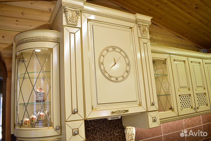 Кухня из массива бука с экспозиции с техникой