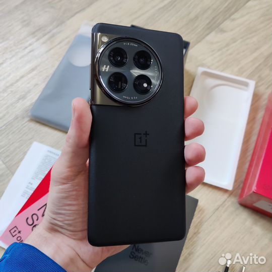 OnePlus 12, 12/256 ГБ