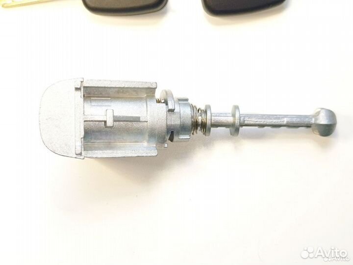 Личинка левой водительской двери Peugeot / Citroen