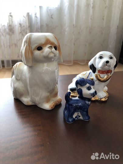 Статуэтка и тарелки фарфоровые