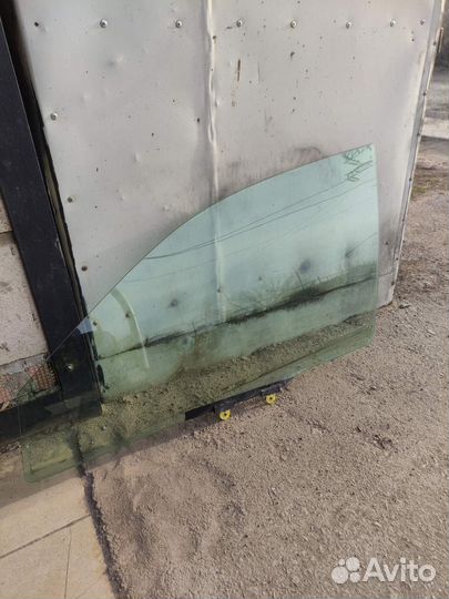 Стекло левое lancer 9