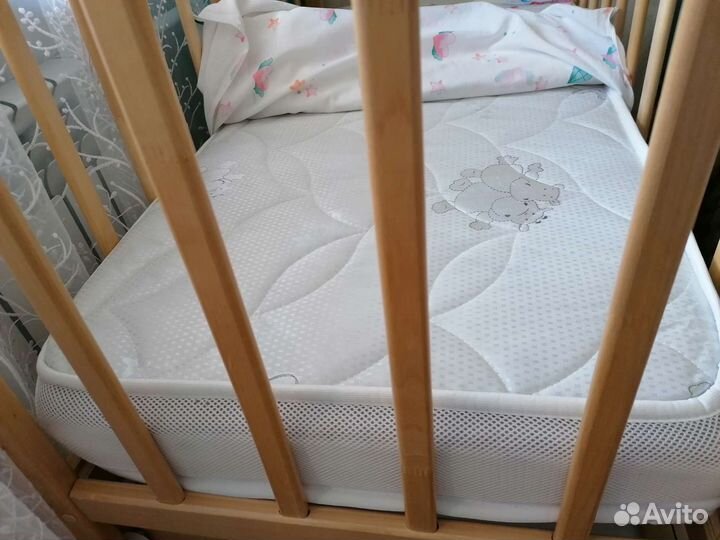 Детская кроватка с маятником и ящиком