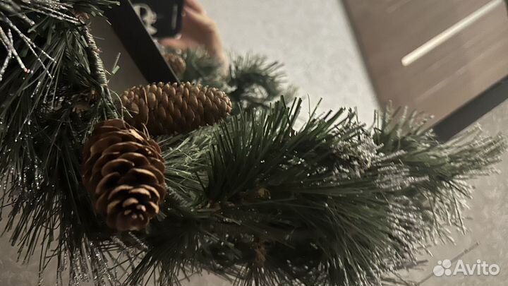 Гирлянда хвойная с шишкаии и ягодами