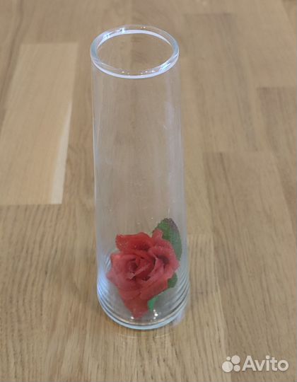 Сувенир роза в стеклянной вазе