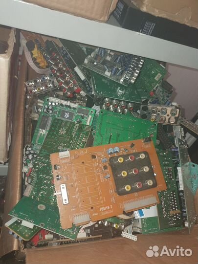Электронные платы с RCA разьемами и радиодеталями