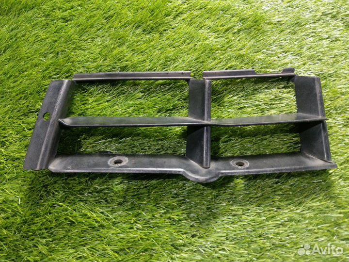 Решетка вентиляционная передняя левая 5 E39