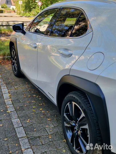 Разбирается Lexus UX