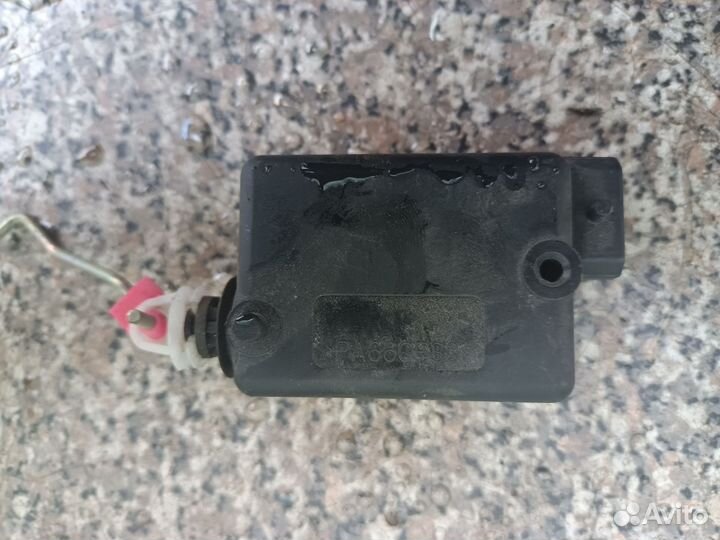 Замок багажника Рено Дастер Renault Duster