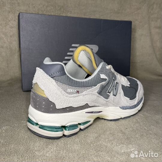 New balance 2002r 43 eur