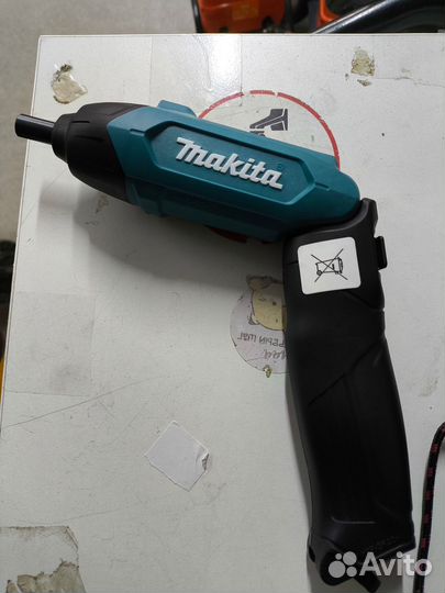 Аккумуляторная отвёртка makita DF001D