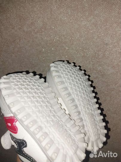 Кроссовки малышей