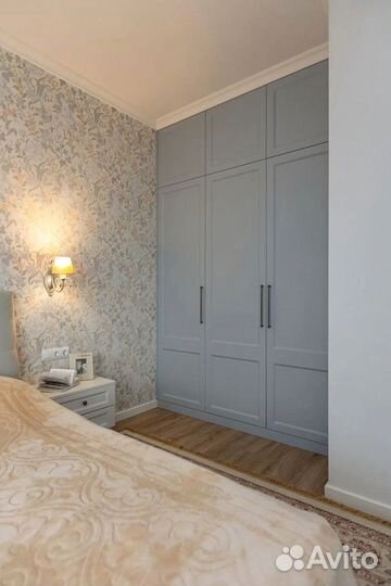 Встроенный шкаф в классическом стиле для спальни