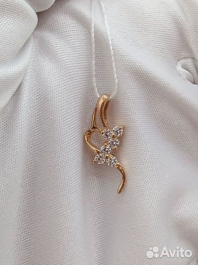 Золотая подвеска с камнем