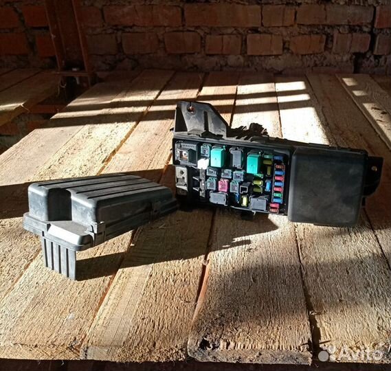 Блок предохранителей под капотом Хонда Аккорд 7