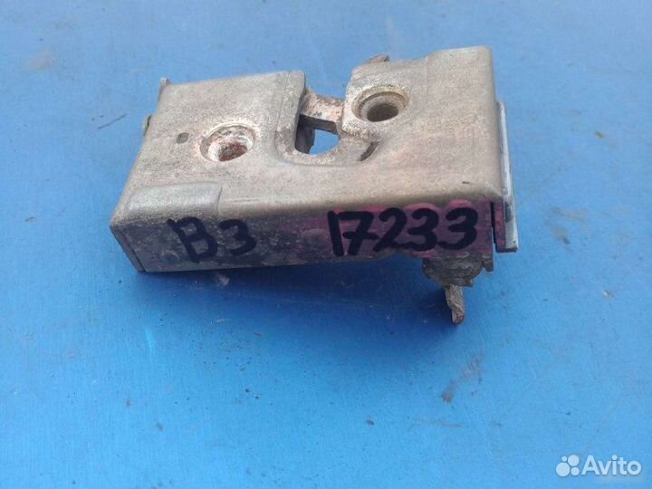 Замок двери задний правый Volkswagen Passat B3