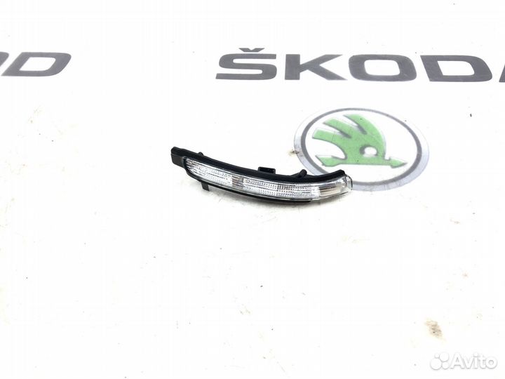 Поворотник зеркала заднего вида правый Skoda