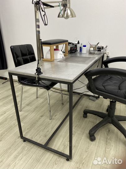 Маникюрный стол