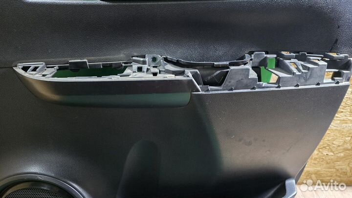 Обшивка двери задняя правая R G8 toyota Hilux (2015- 2020)