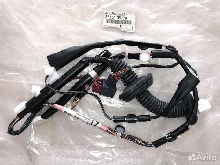 Проводка левой двери toyota Avensis II 8215405170