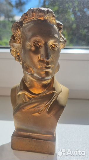 Интерьерные фигурки и бюст Пушкина и цветок из кам