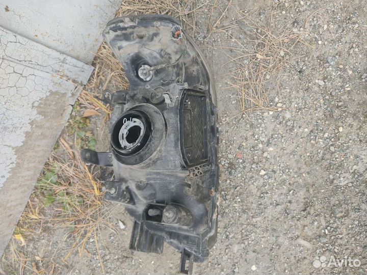 Фара передняя правая Nissan Cube Z10