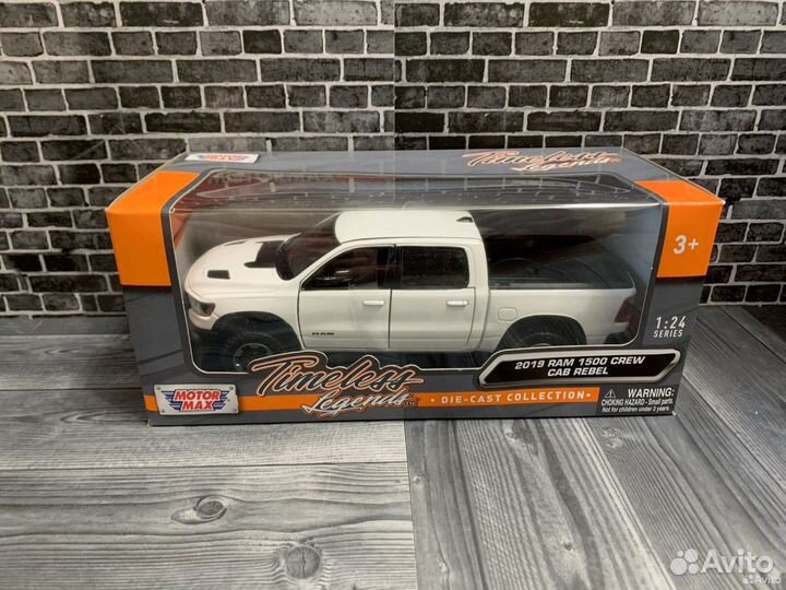 Модель 1/24 Dodge Ram 1500 (белый)