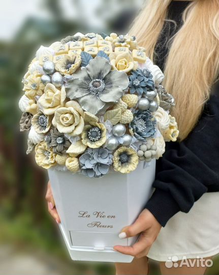 Свадебный съедобный букет в шляпной коробке