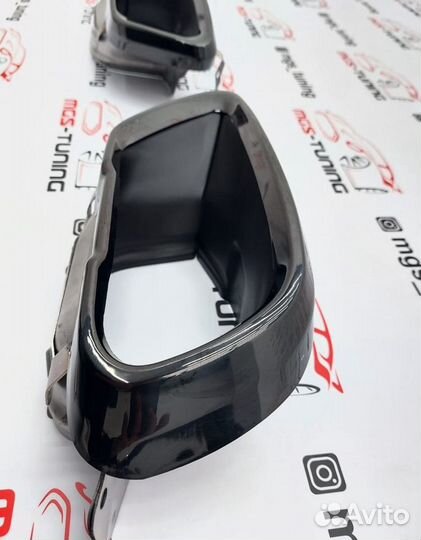 Черные насадки на выхлоп на BMW X7 G07