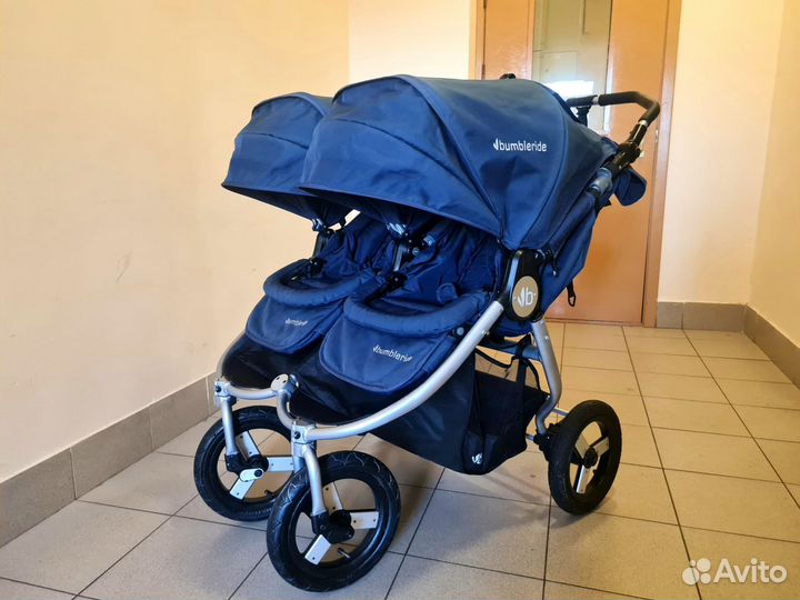 Коляска для двойни bumbleride