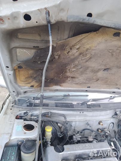 Упор капота Nissan Bluebird U14