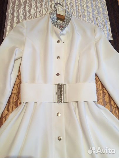 Белое вечернее платье