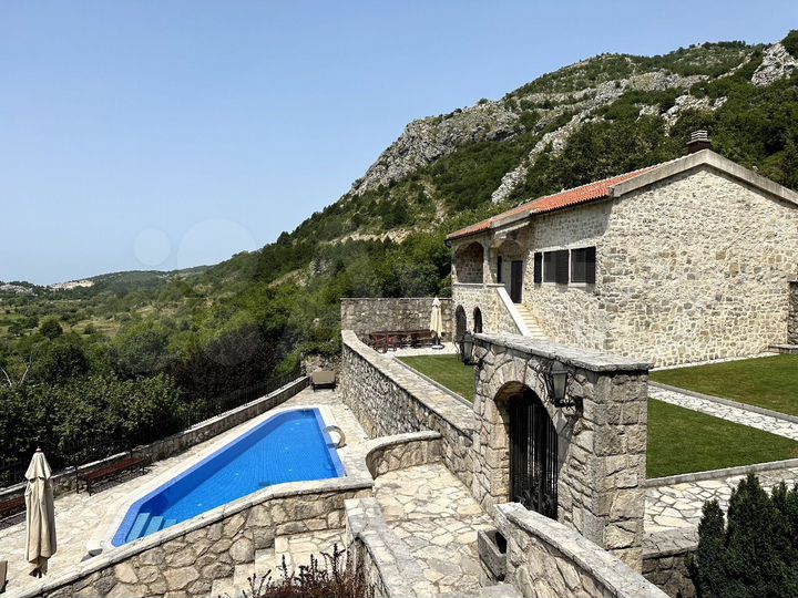 Дом 180 м² на участке 3822 м² (Черногория)