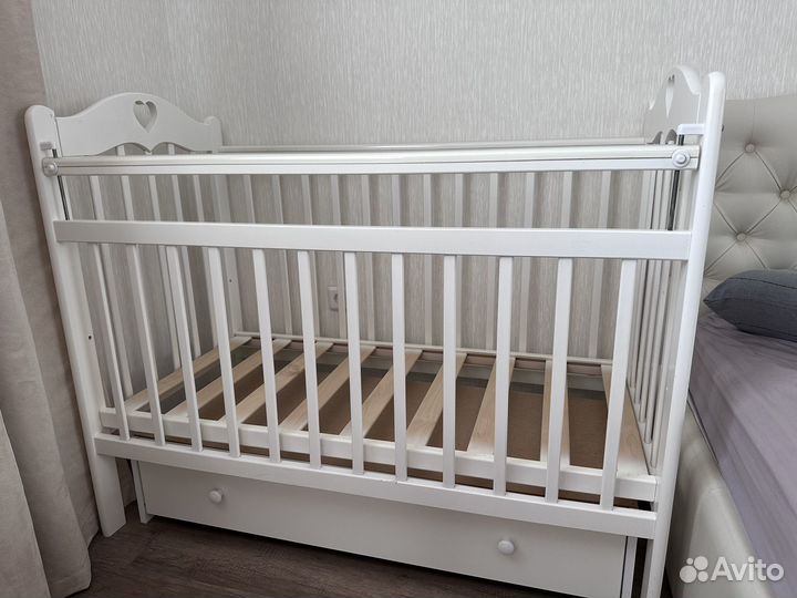 Кроватка,матрац и пеленальник для новорожденного
