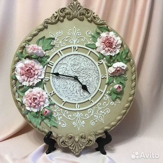 Часы ручной работы с объёмным декором