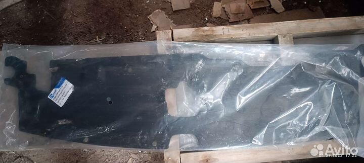 Передний подкапотник