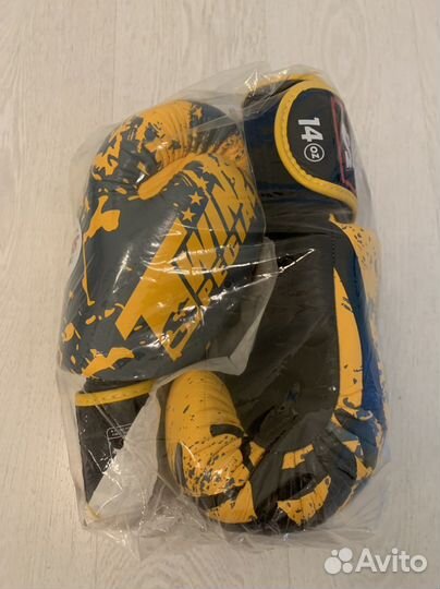 Боксерские перчатки Twins Special 14oz