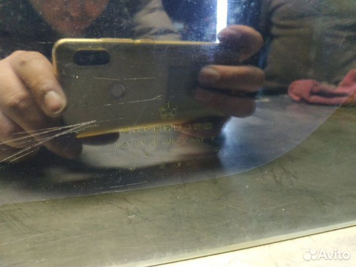 Стекло двери глухое заднее левое Dodge Caravan 3