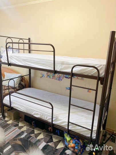Двухъярусная кровать металлическая