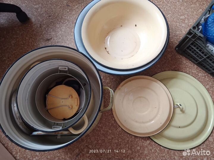 Тазы, вещи, пледы, горшки