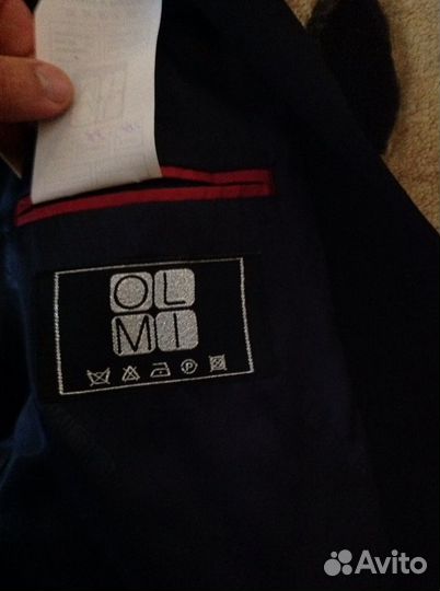 Школьный костюм и кроссовки