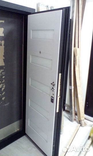 Двери входные и межкомнатные новые