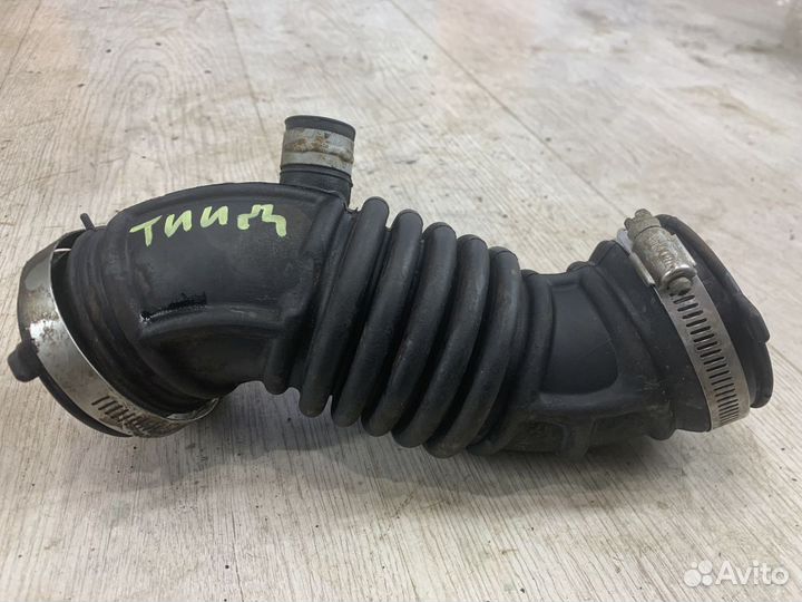 Патрубок воздушного фильтра Nissan tiida