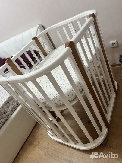 Детская кроватка с маятником белая