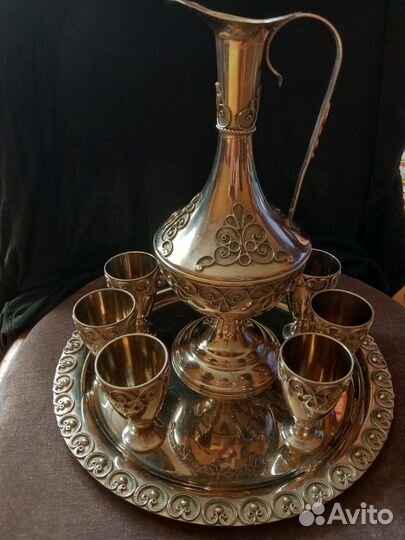 Графин с рюмками на подносе
