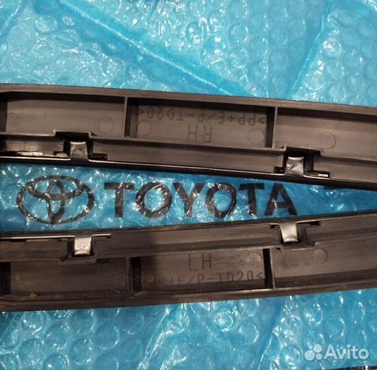 Молдинги лобового стекла Ленд Крузер 200 в сборе