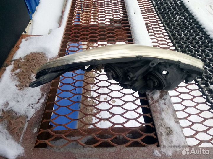 Toyota wish правая левая фара zne10g