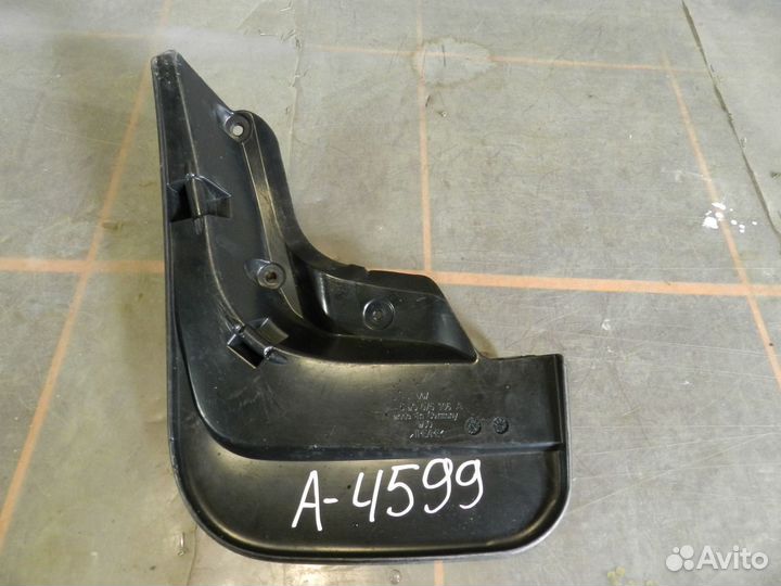 Брызговик задний правый -Volkswagen Golf