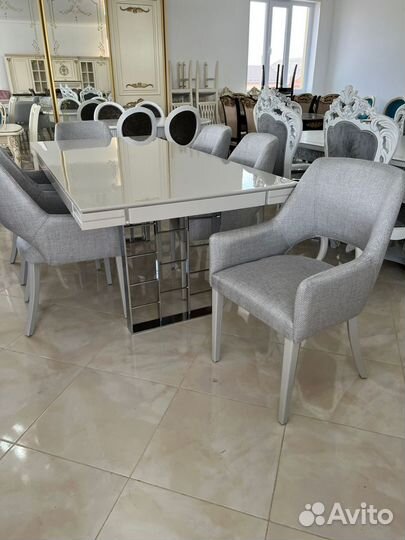 Стол и стулья