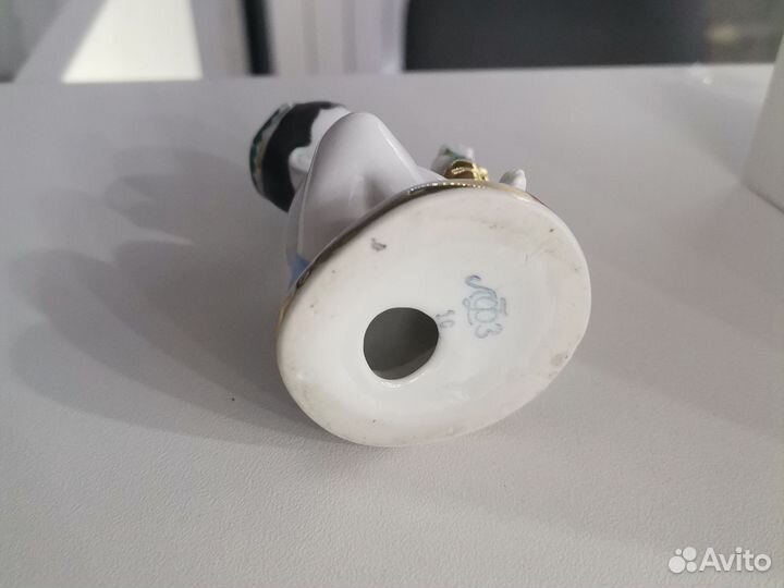 Фарфоровые статуэтки Мальчик узбек с виноградом