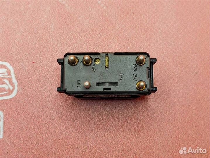 Кнопка стеклоподъемников w124 E-class 103.983